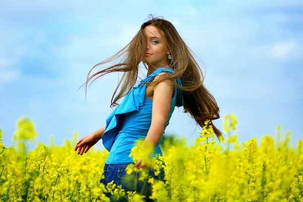 Attractive young woman on field — Stock Photo, Image