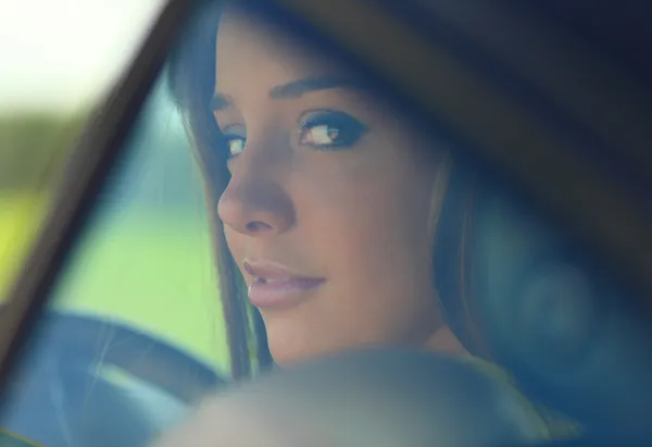 Porträtt av flicka genom bil glas — Stockfoto