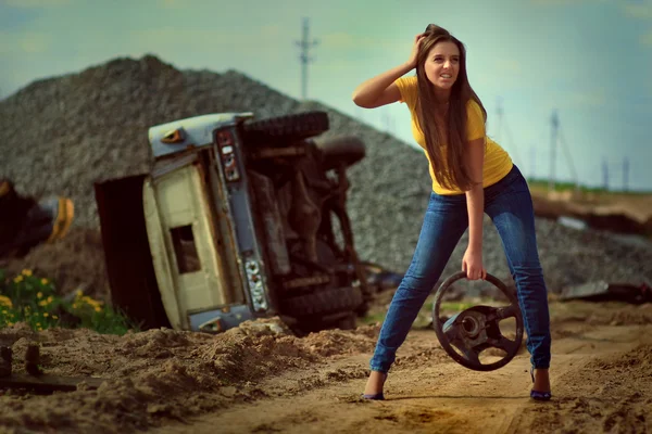 La muchacha con la rueda en la mano — Foto de Stock