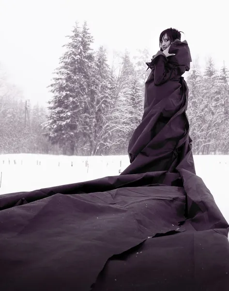 Таинственная девушка в длинном черном платье — стоковое фото