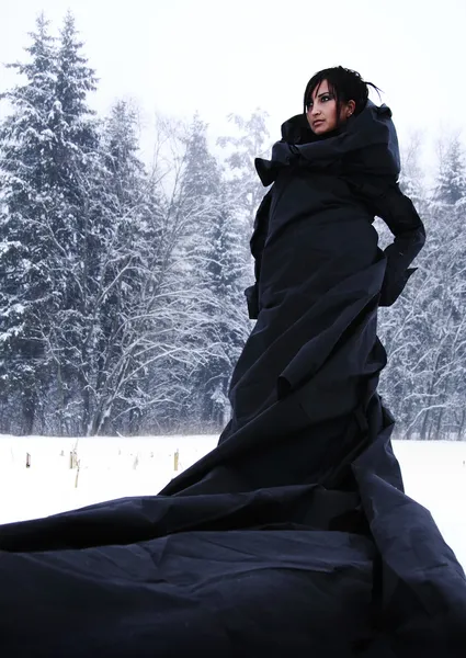 Tajemná dívka v dlouhých černých šatech. — Stock fotografie