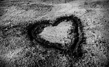 kadar kuru kum üzerine çizilmiş kalp amblemi