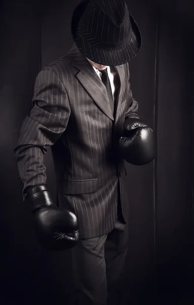 Гангстер в сером костюме в боксёрских перчатках — стоковое фото