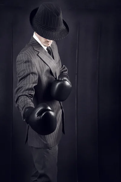 Gangster in grijs pak in bokshandschoenen — Stockfoto