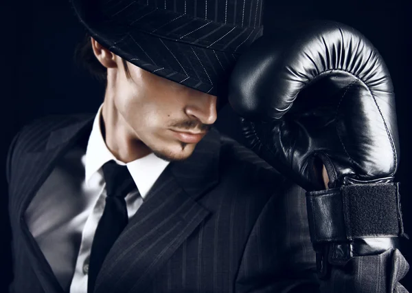 Портрет стильного гангстера в шляпе — стоковое фото