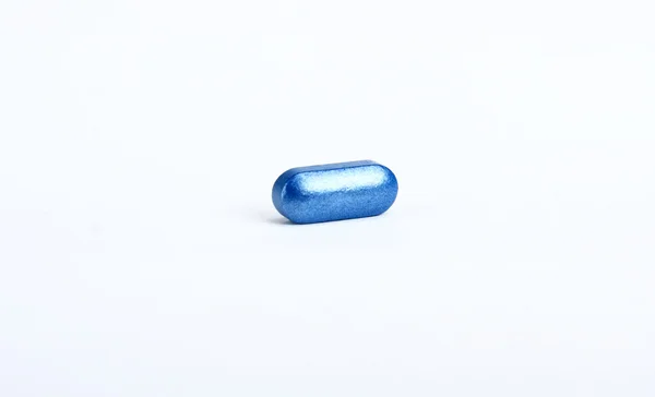 Beyaz bir izole mavi kapsül — Stok fotoğraf