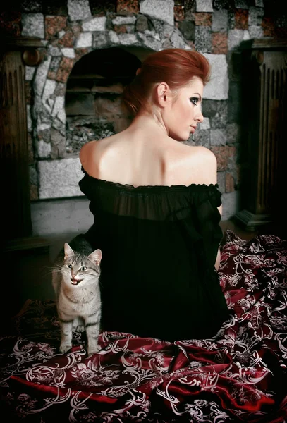 Dům kočka a rusovlasá dívka — Stock fotografie
