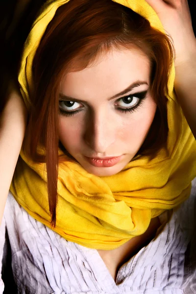 Vörös hajú szépség egy sárga kendő — Stock Fotó