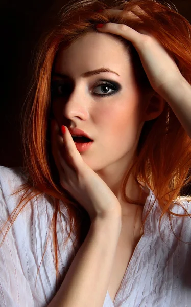 Seksi redhead genç kadın — Stok fotoğraf