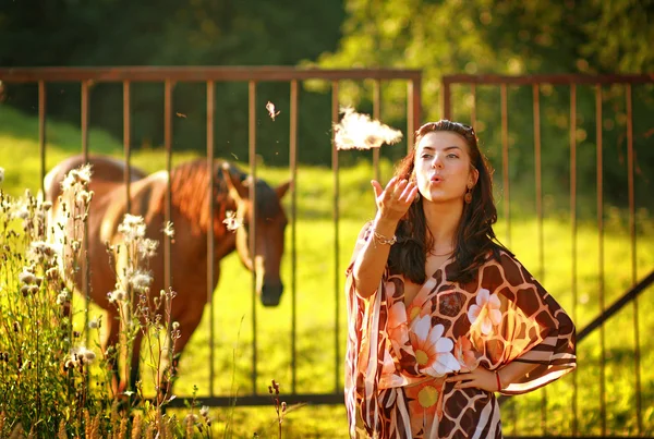 Modern vidéki lány. ország életmód. — Stock Fotó