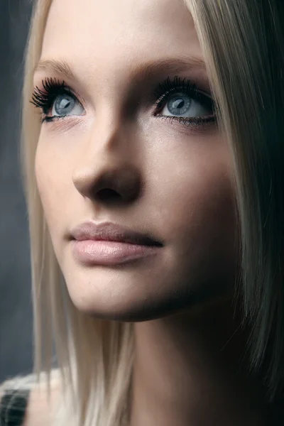 Ung vacker blond kaukasiska flicka — Stockfoto