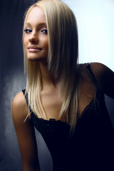 Mladá krásná kavkazské blondýnka — Stock fotografie