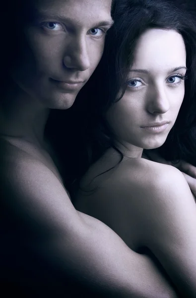 Dos amantes sobre fondo oscuro — Foto de Stock