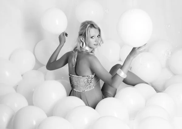 Unga glamour flicka med vita ballonger — Stockfoto