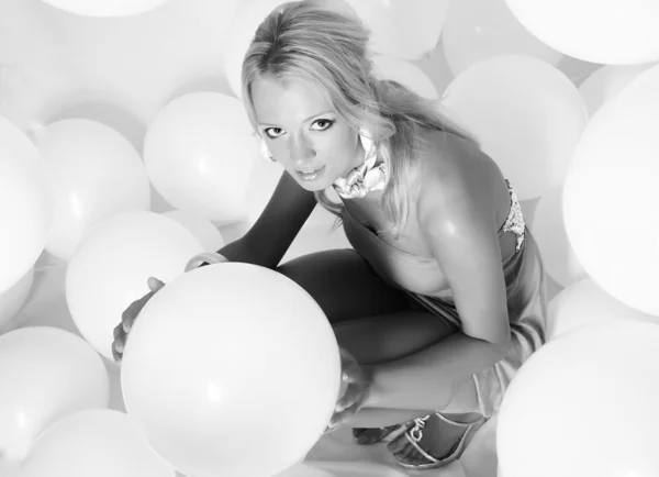 Joven chica glamour con globos blancos — Foto de Stock