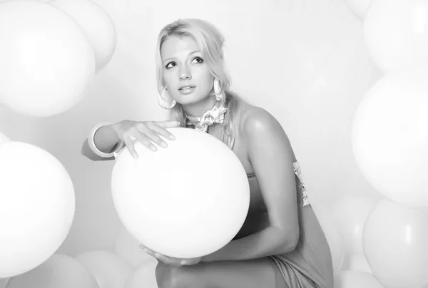 Junges Glamour-Girl mit weißen Luftballons — Stockfoto