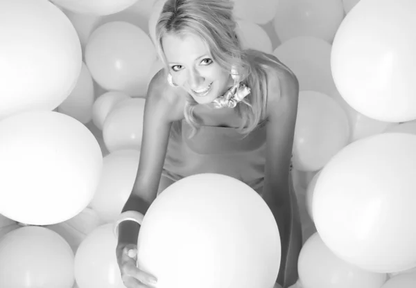 Menina glamour jovem com balões brancos — Fotografia de Stock