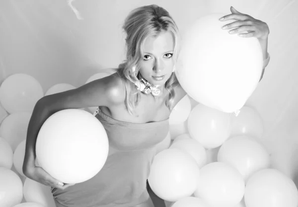 Joven chica glamour con globos blancos — Foto de Stock