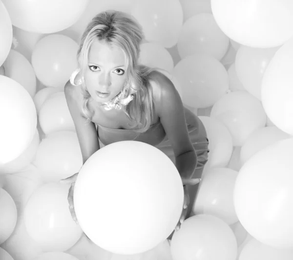 Fiatal glamour lány fehér léggömbökkel — Stock Fotó