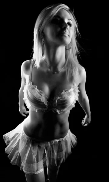 Сексуальна танцівниця в білому костюмі — стокове фото