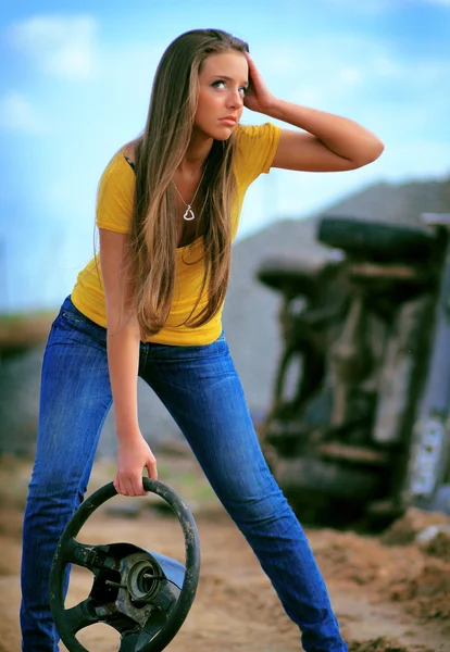 Meisje met wiel in een hand — Stockfoto