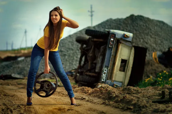 Das Mädchen mit dem Rad in der Hand — Stockfoto