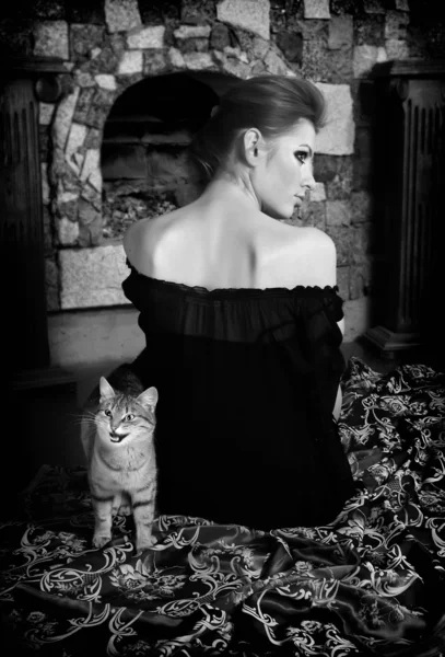 Maison chat et fille aux cheveux roux assis — Photo
