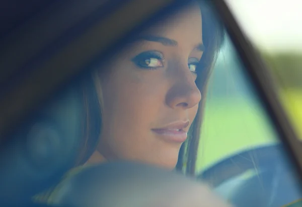 Dívka prostřednictvím automobilové sklo. — Stock fotografie