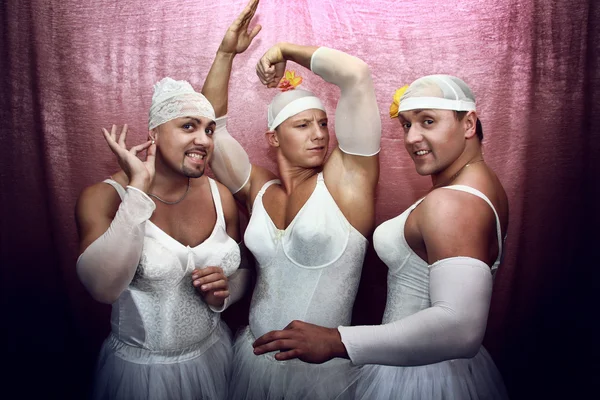 Elbiseli balerinler üç güçlü adamlar — Stok fotoğraf
