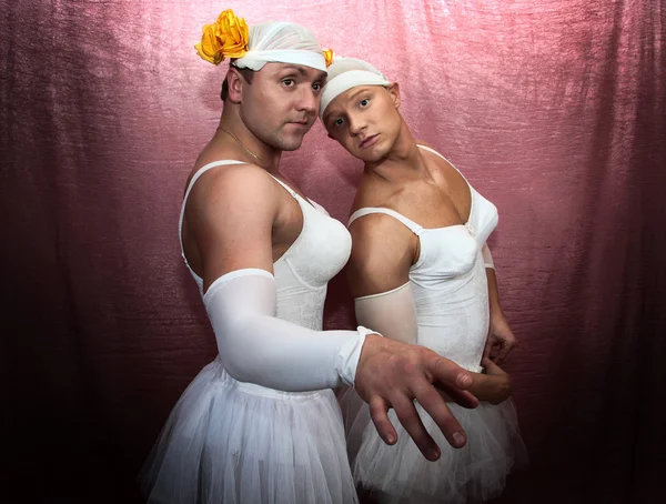 Deux hommes forts en costumes de ballerines — Photo