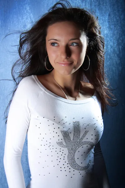 Ung vacker brunett kaukasiska flicka — Stockfoto