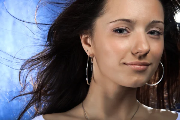 Jonge mooie brunette Kaukasische meisje — Stockfoto