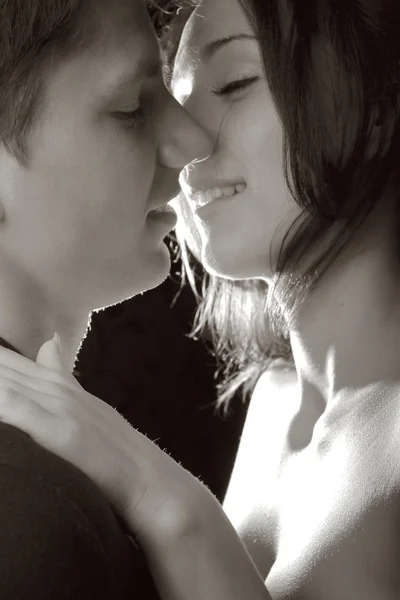 Jeune couple baisers . — Photo