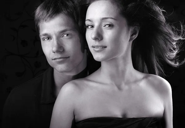 Verliebtes Paar auf schwarzem Hintergrund — Stockfoto