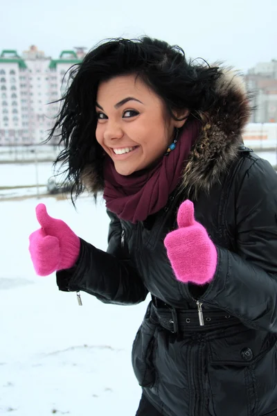 Chica joven positiva en guantes rosados —  Fotos de Stock