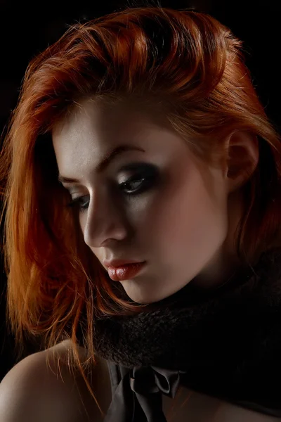 Güzel kızıl saçlı genç bir kadın — Stok fotoğraf
