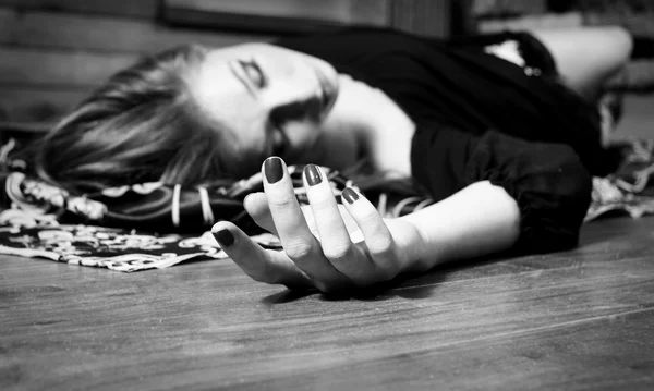 Dead young woman on wooden floor — Stock Photo, Image