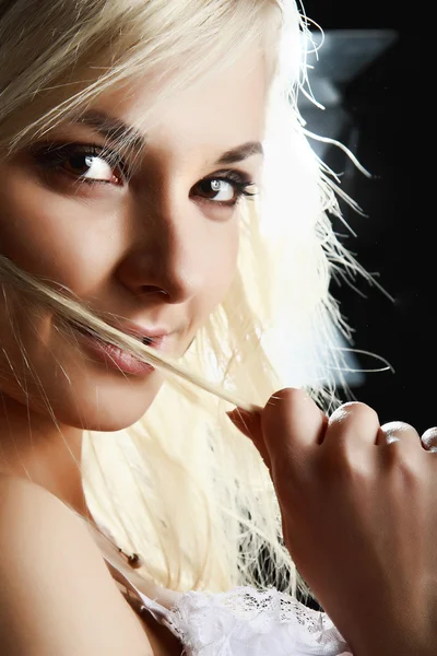 Schöne blonde kaukasische Mädchen — Stockfoto
