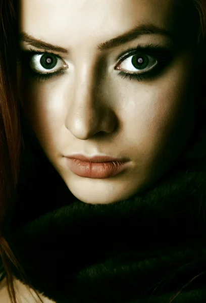 Portret van een mooie jonge vrouw. — Stockfoto
