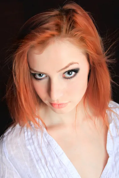 Sexig rödhårig ung kvinna — Stockfoto