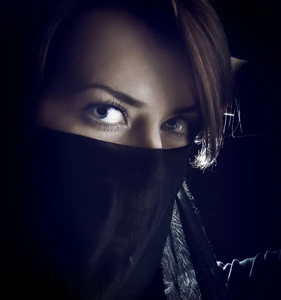 Retrato de mujer cubierto por velo negro — Foto de Stock