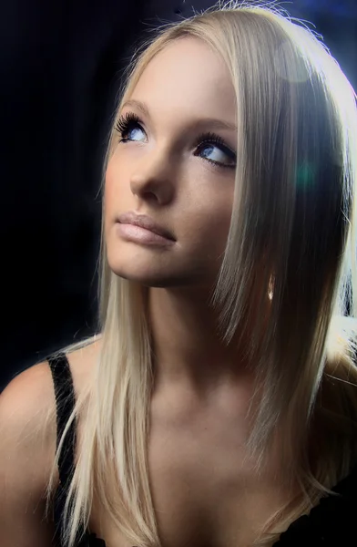 Mladá krásná kavkazské blondýnka — Stock fotografie
