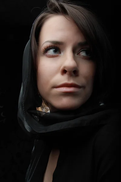 Snící dívka s vázané šátek — Stock fotografie