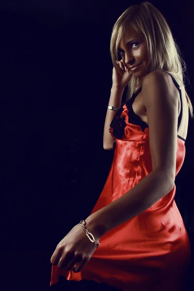 Chica atractiva en vestido rojo — Foto de Stock