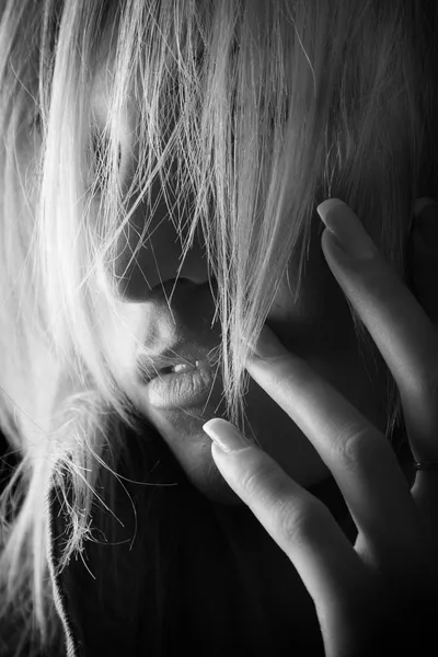 Närbild porträtt av sorgliga blond kvinna — Stockfoto