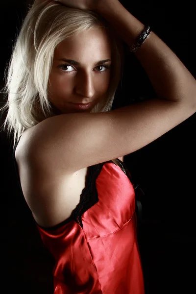 Attraktive blonde Mädchen im roten Kleid — Stockfoto