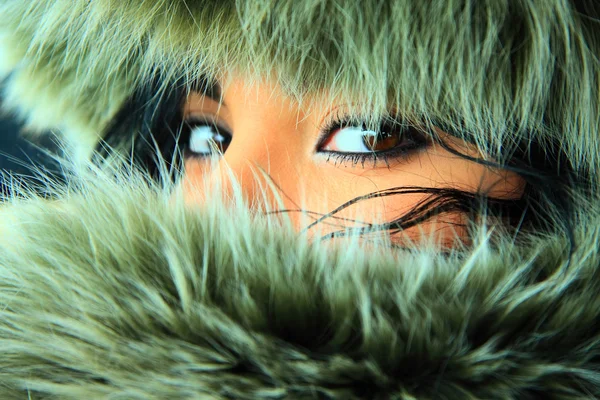 Bella giovane donna con un cappuccio di pelliccia . — Foto Stock