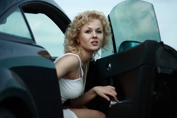 Красива дівчина в стилі пін-ап біля машини — стокове фото