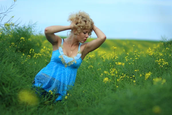 Jovem mulher bonita em um prado verde . — Fotografia de Stock