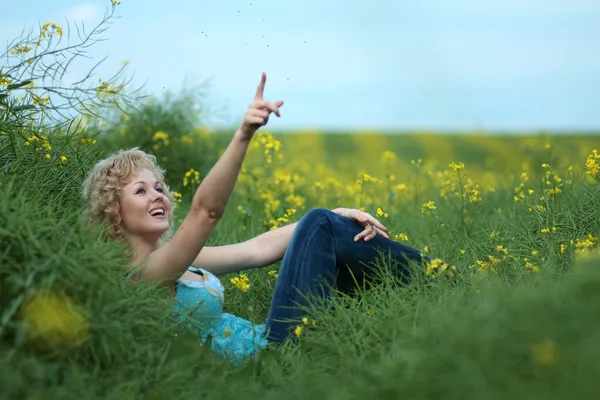 Jovem mulher bonita em um prado verde . — Fotografia de Stock